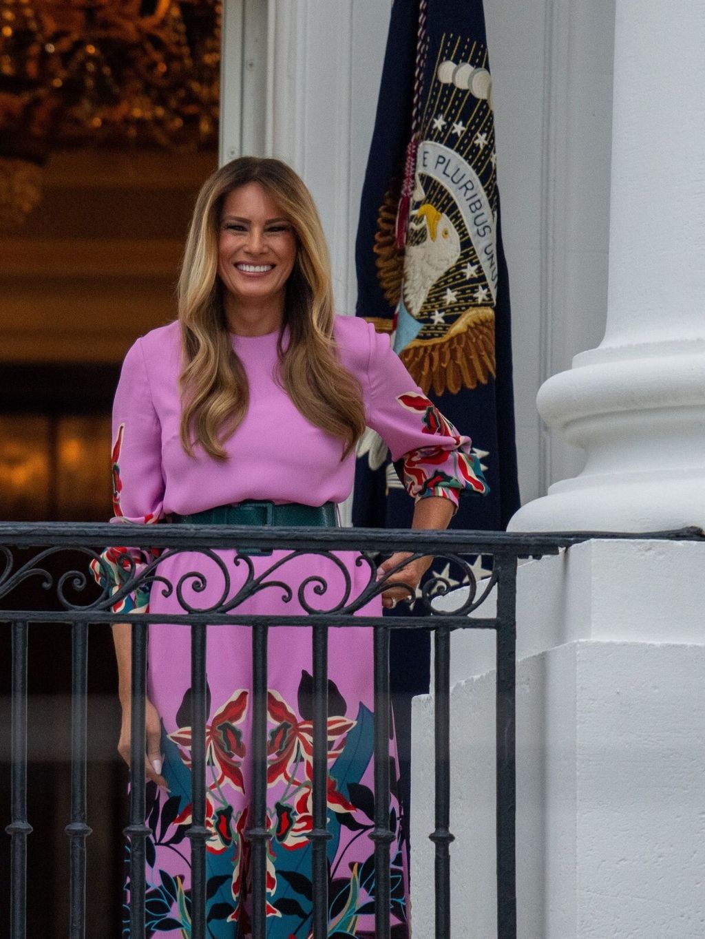 Melania Trump u Valentino kombinezonu 2026. - 2