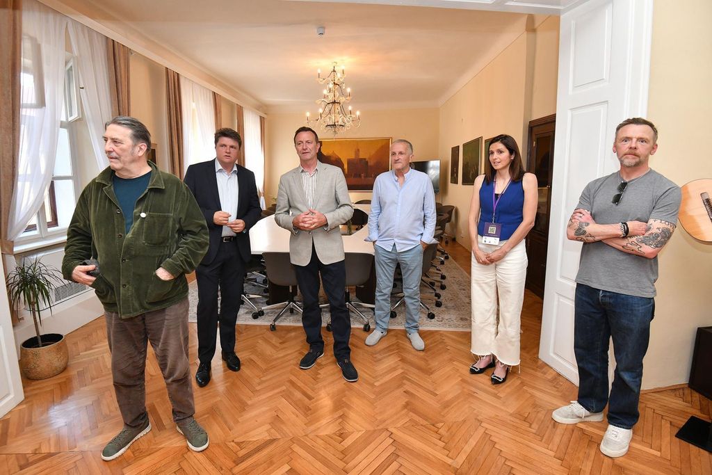 James Mather, Ciarán Hinds i Simon Pegg