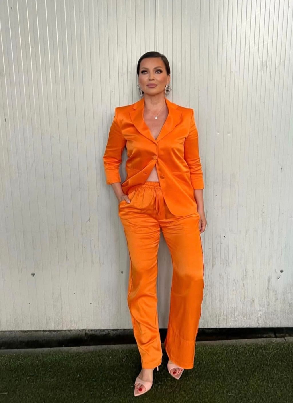 Nina Badrić u sjajnom narančastom odijelu