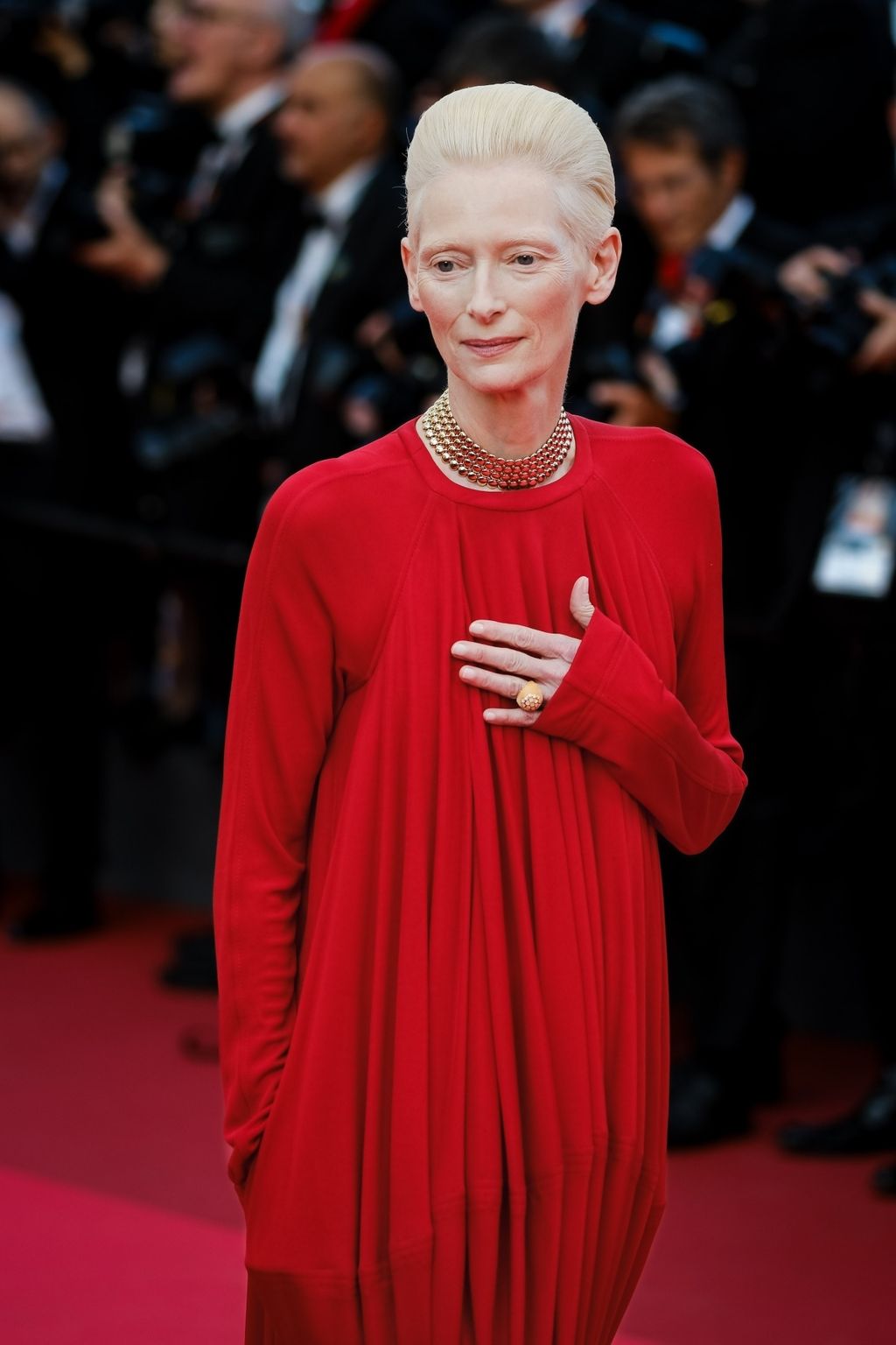 Tilda Swinton u Chanelovoj crvenoj haljini u Cannesu 2026.