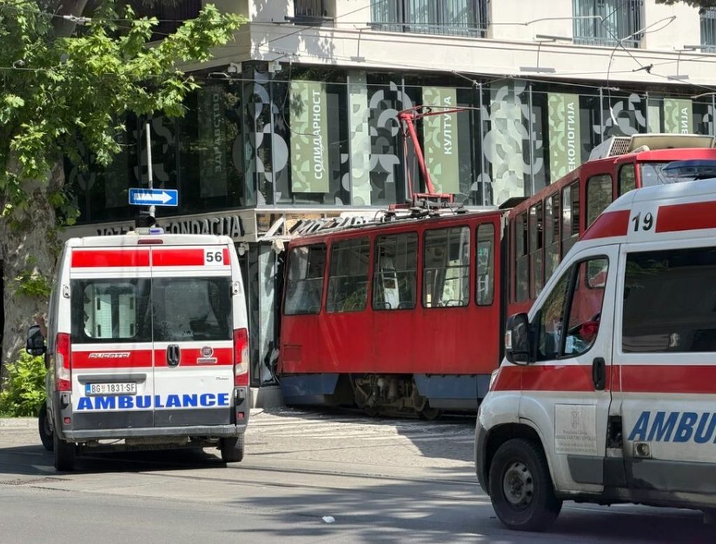 Tramvaj se zabio u zgradu
