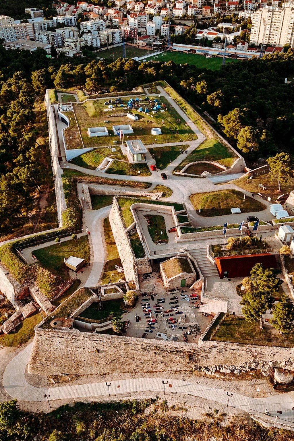 Tri tvrđave