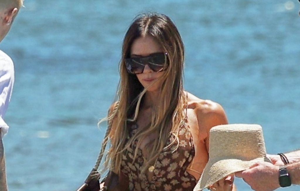 Victoria Beckham u natikačama modne kuće Hermes i maksi haljini - 3