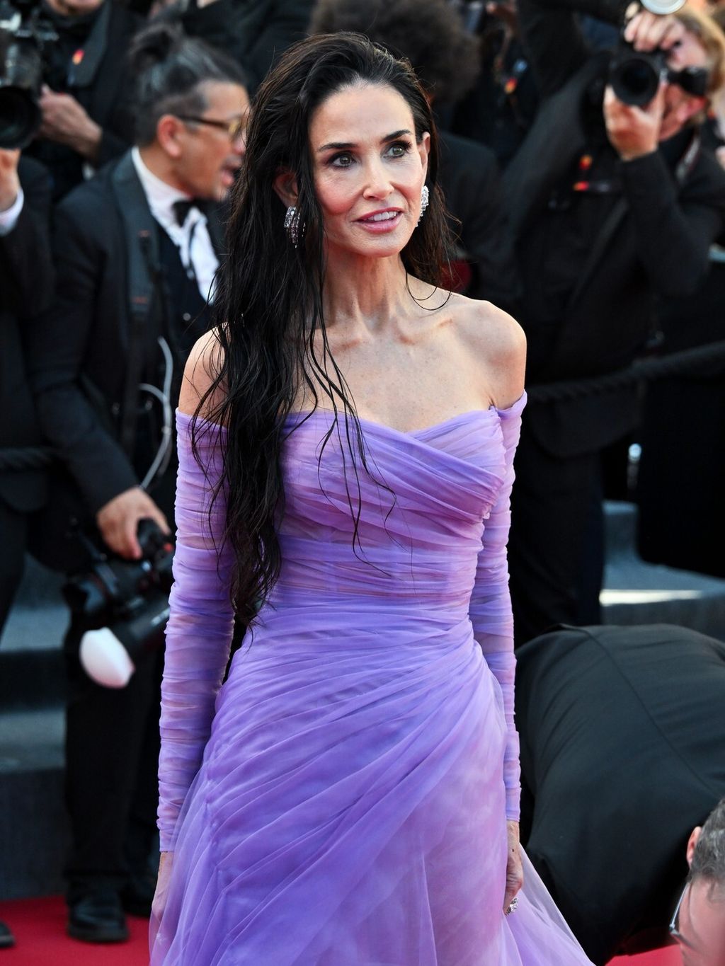 Demi Moore u Cannesu u ljubičastoj haljini 2026.
