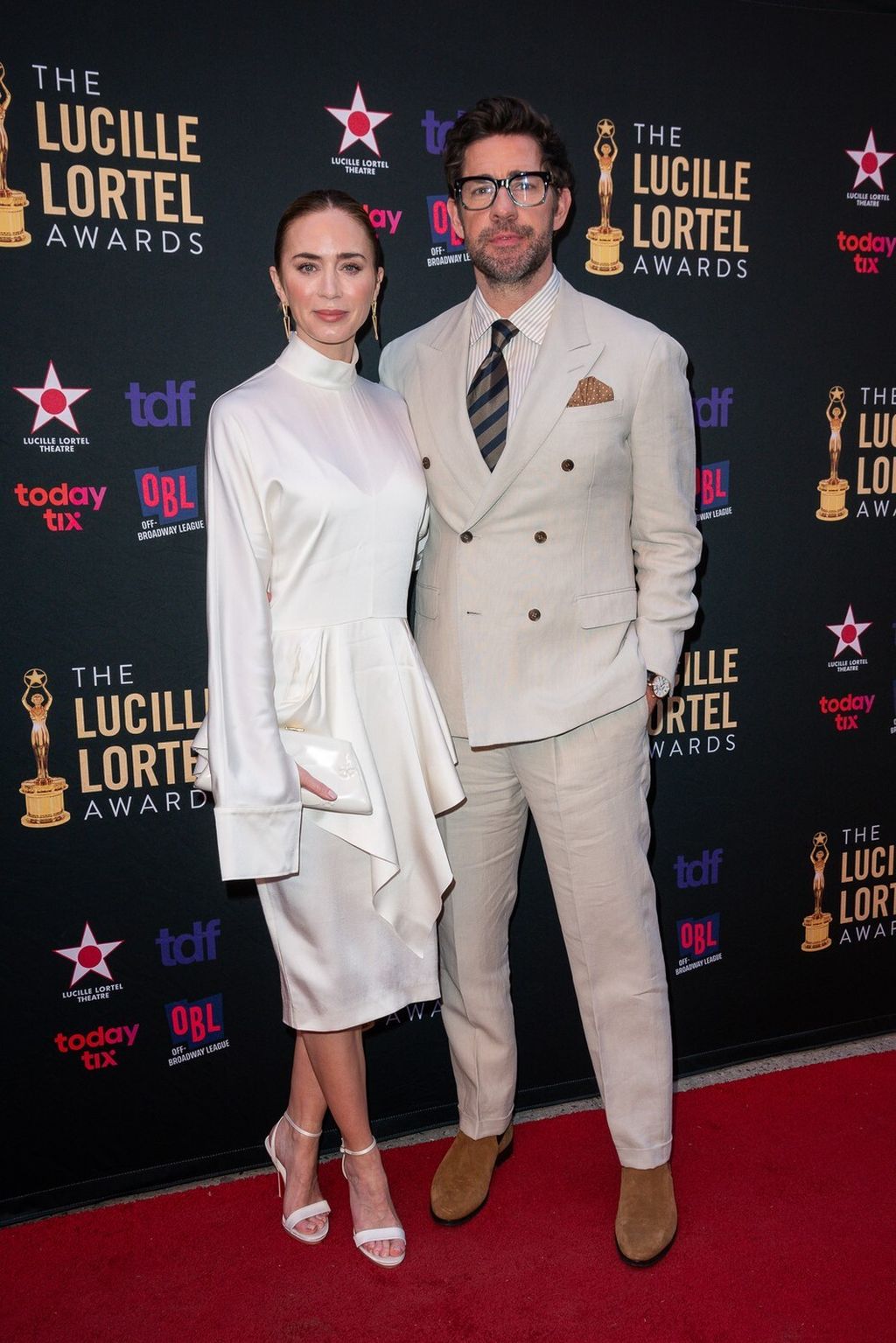 Bijela suknja do pola koljena odlično stoji Emily Blunt