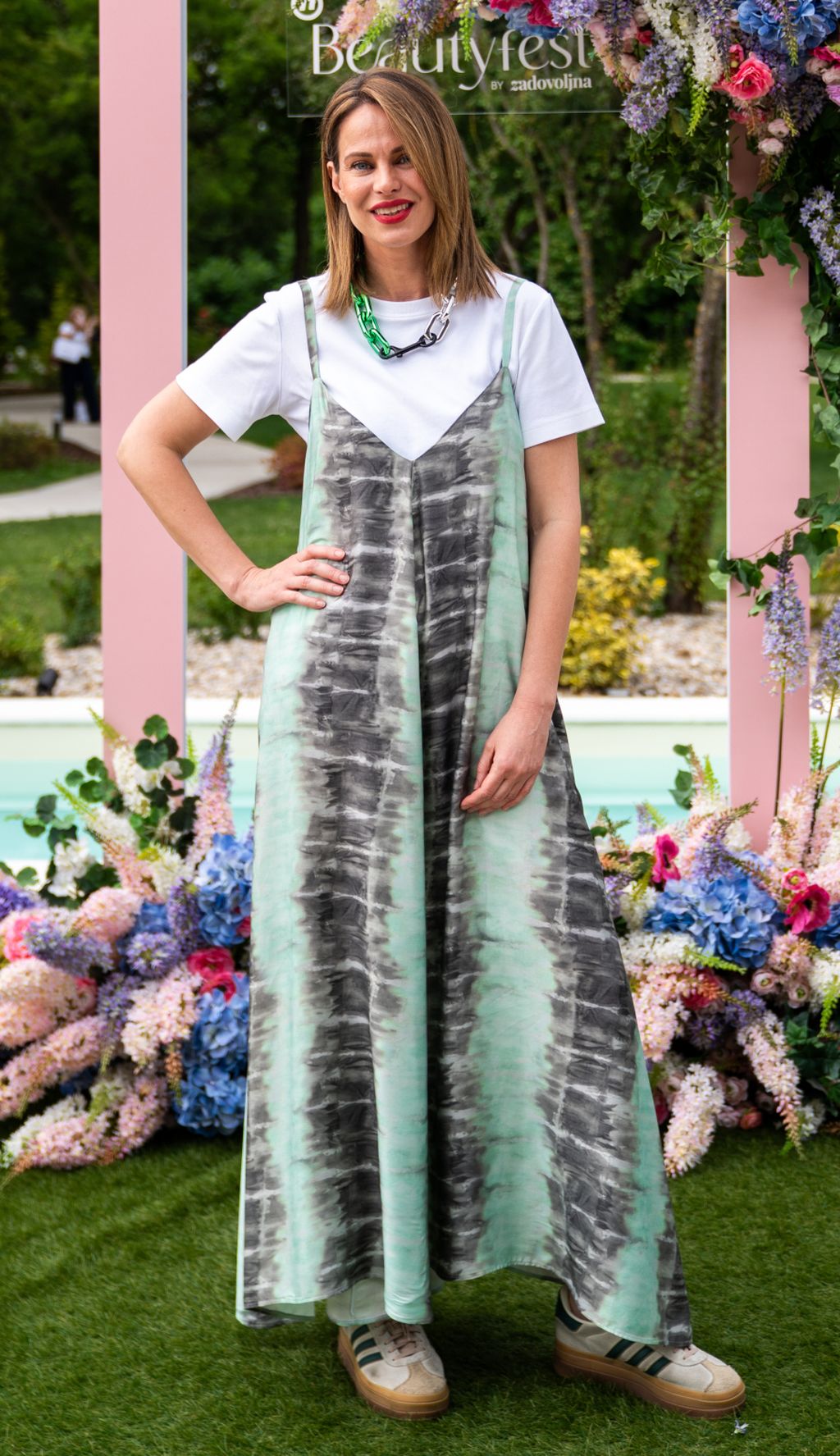 Mia Kovačić u maksi haljini s tie-dye efektom dizajnerice Dore Dalii i tenisicama na Beautyfestu