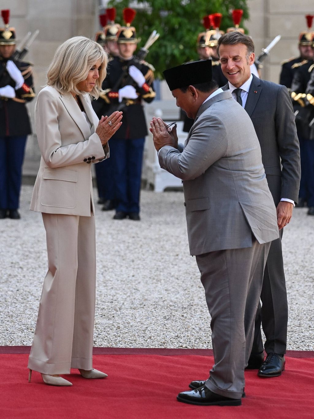 Brigitte Macron u odijelu i štiklama