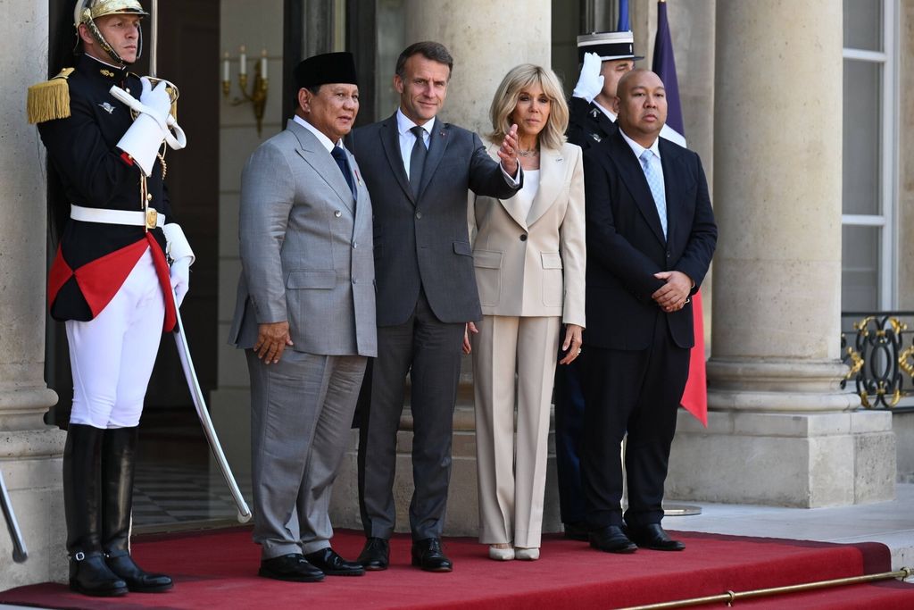 Brigitte Macron u odijelu i štiklama