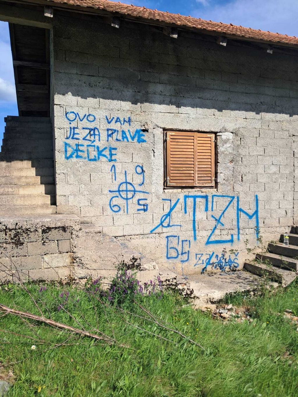 Uvredljivi grafiti ispisani na kući u Gračacu