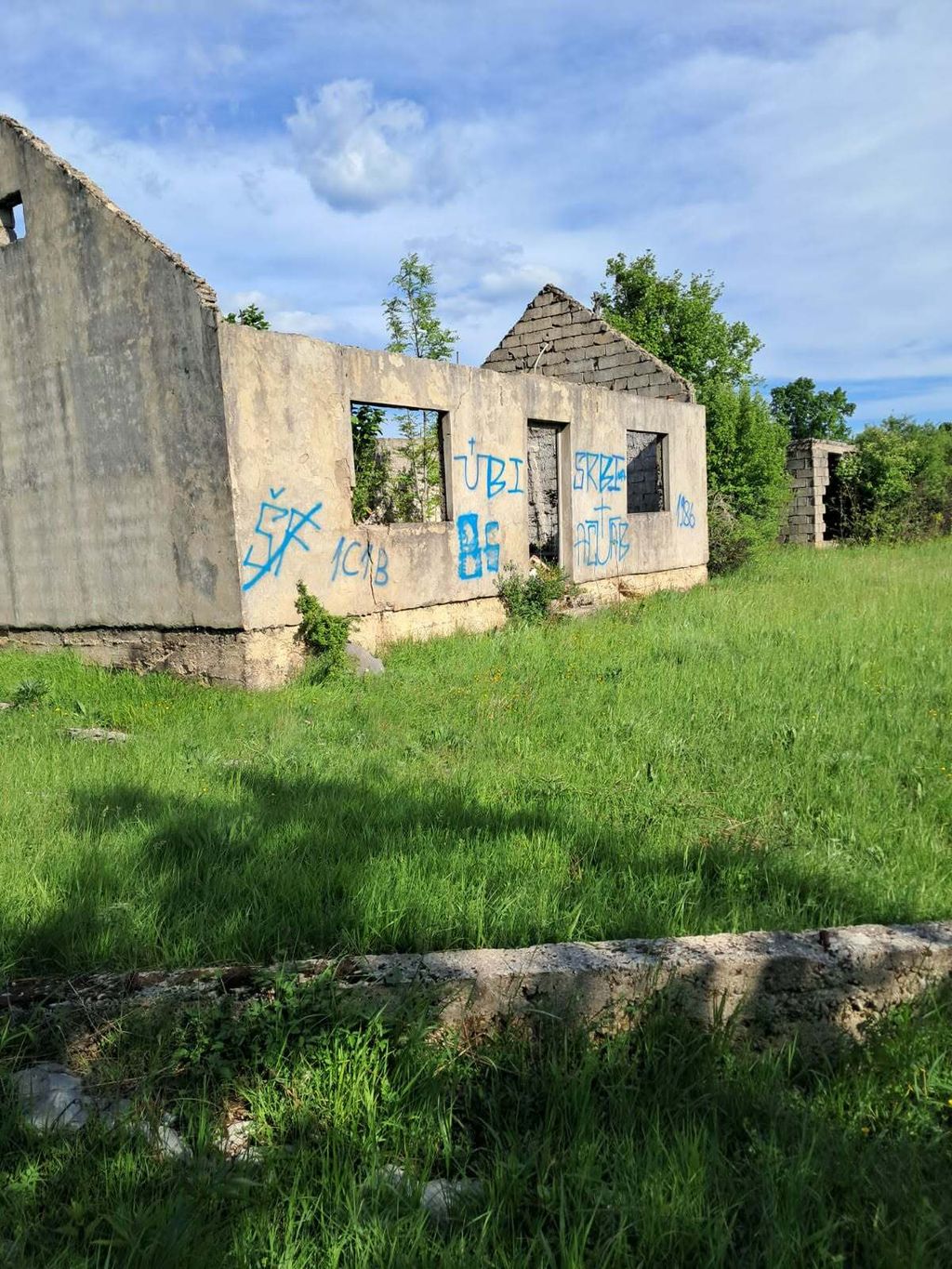 Uvredljivi grafiti ispisani na kući u Gračacu