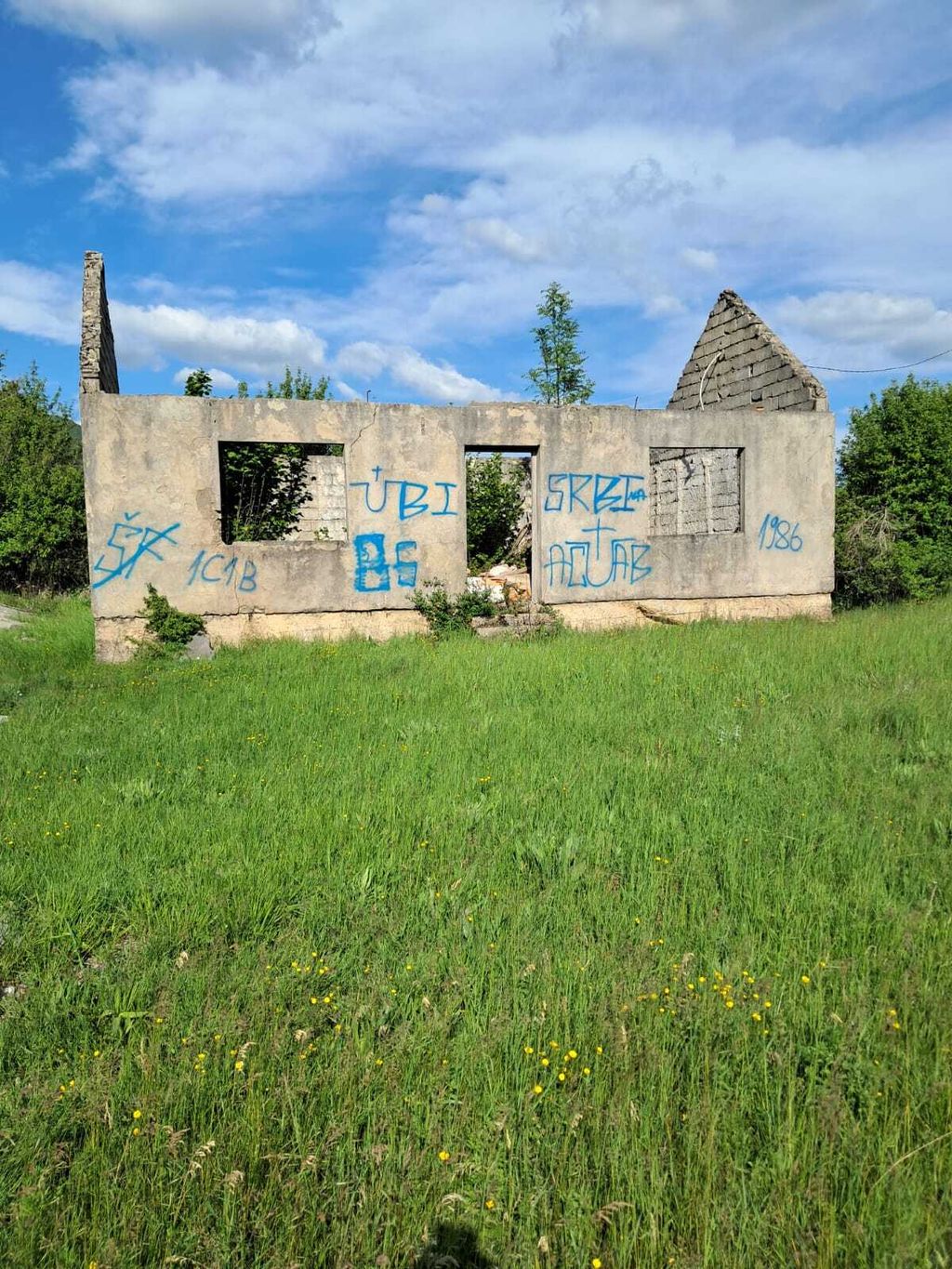 Uvredljivi grafiti ispisani na kući u Gračacu