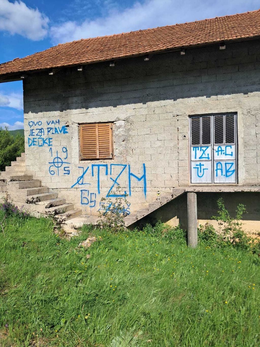 Uvredljivi grafiti ispisani na kući u Gračacu