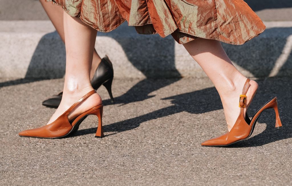 Žena u slingback cipelama