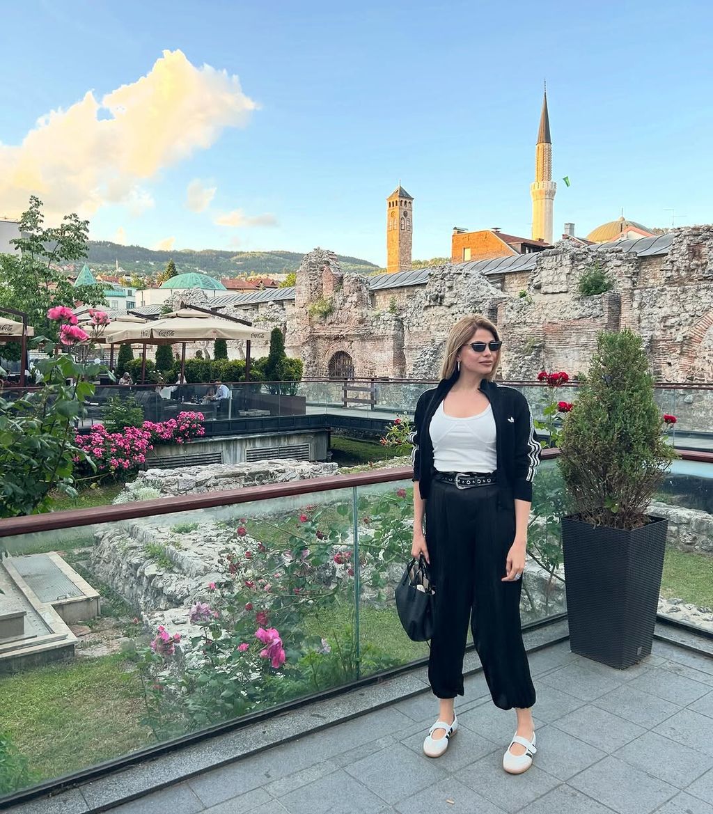 Lejla Filipović u balerinkama-tenisicama i laganim hlačama u Sarajevu