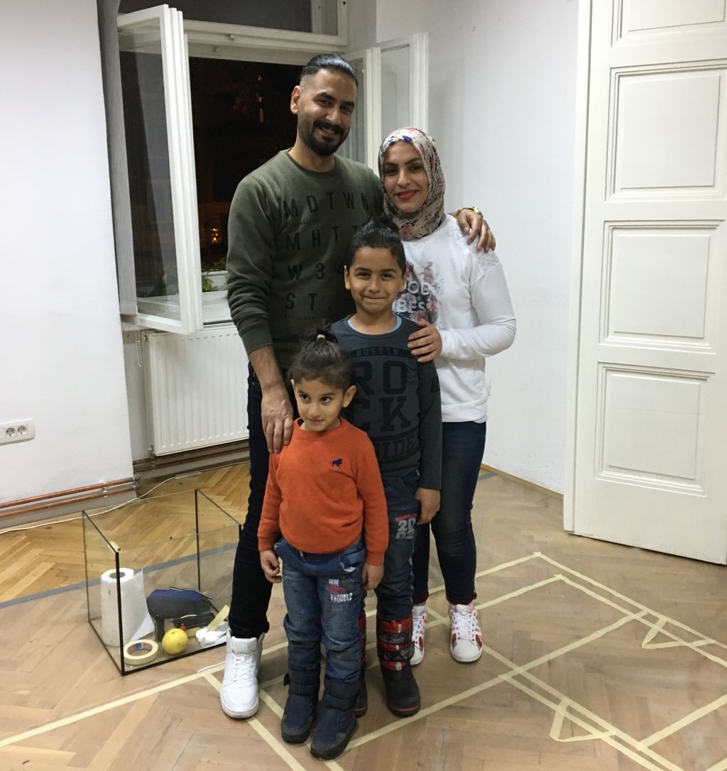Wisam i Šeima sa svojim slatkišima Ahmedom i Yousifom