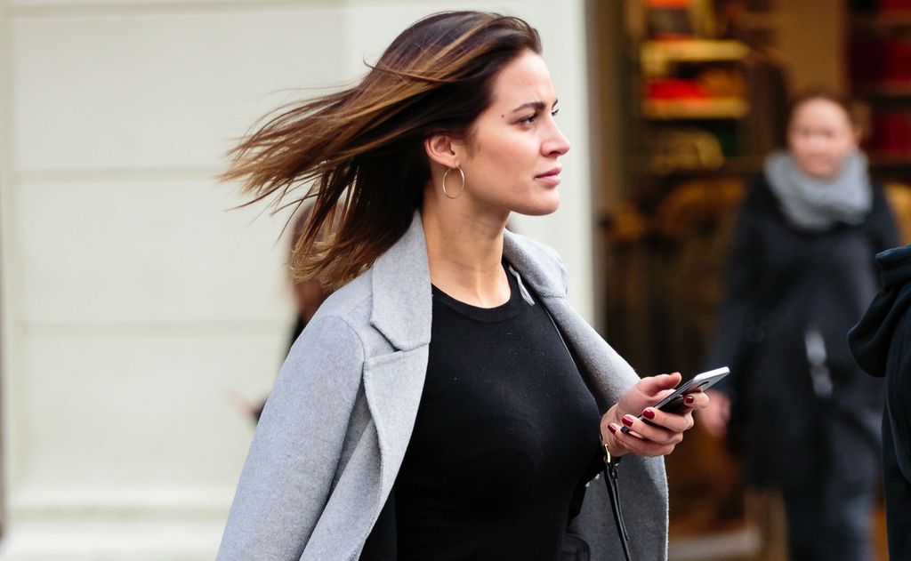 Street style brinete u uskoj odjevnoj kombinaciji - 1