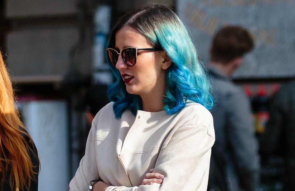 Plavokosa dama u trendi čizmama