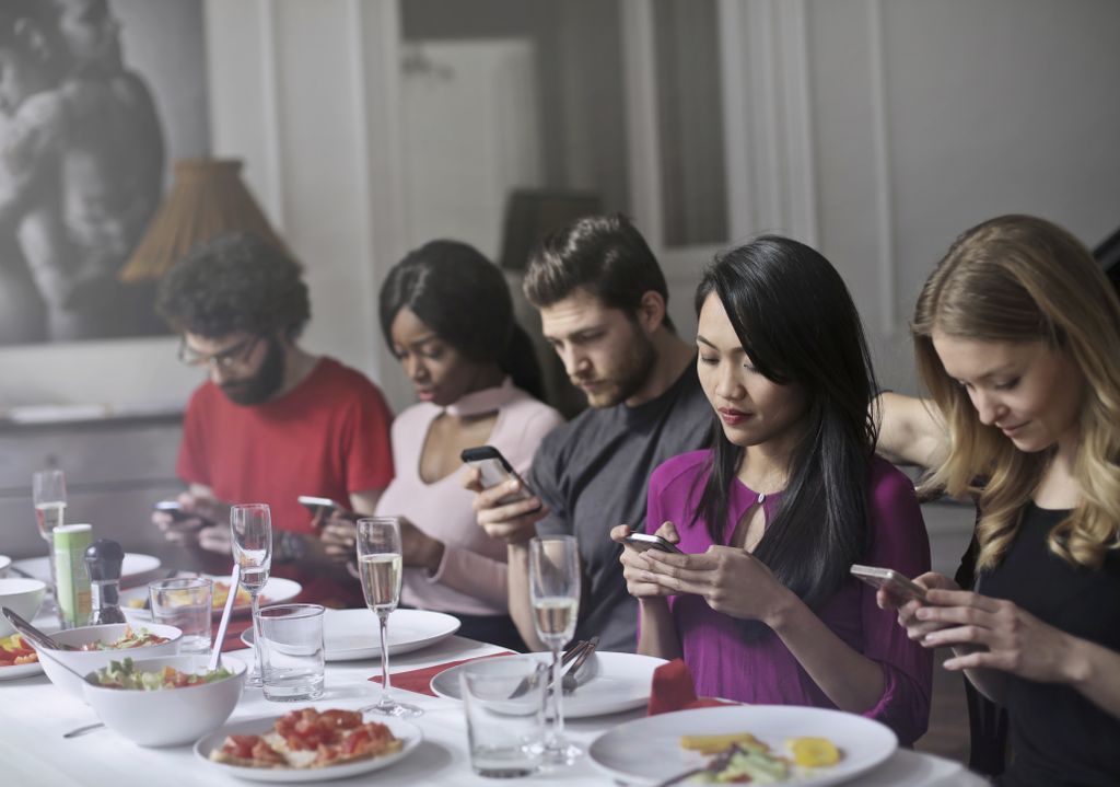 Ovisnost o pametnom telefonu (Foto: Thinkstock)