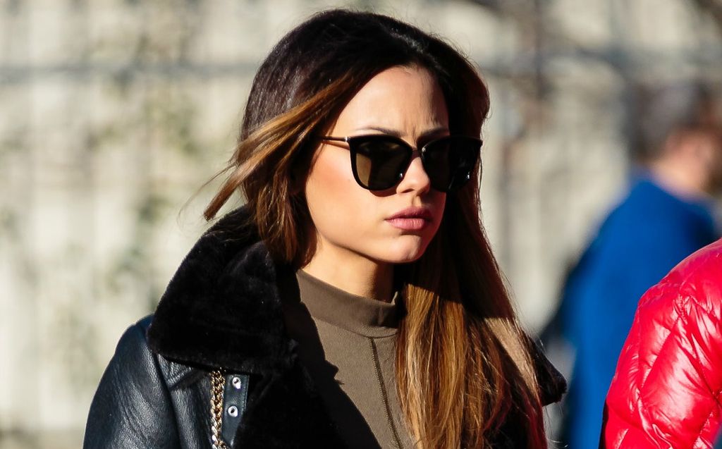 Lijepa brineta u Zarinoj jakni