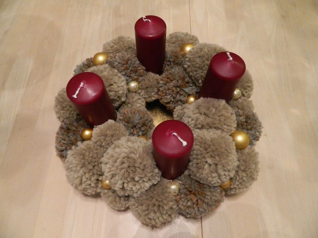 Pompom izrađen od vune, koji se veže i lijepi na slamnati vijenac (Foto: Marija Miljanović)