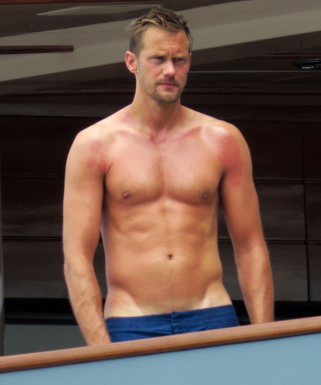 Alexander Skarsgard ležerno je pokazao svoju V liniju, odnosno apolonov pojas