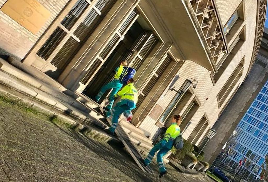 Hitne službe jučer u zgradi suda u Haagu (Foto: Eugen Jakovčić)