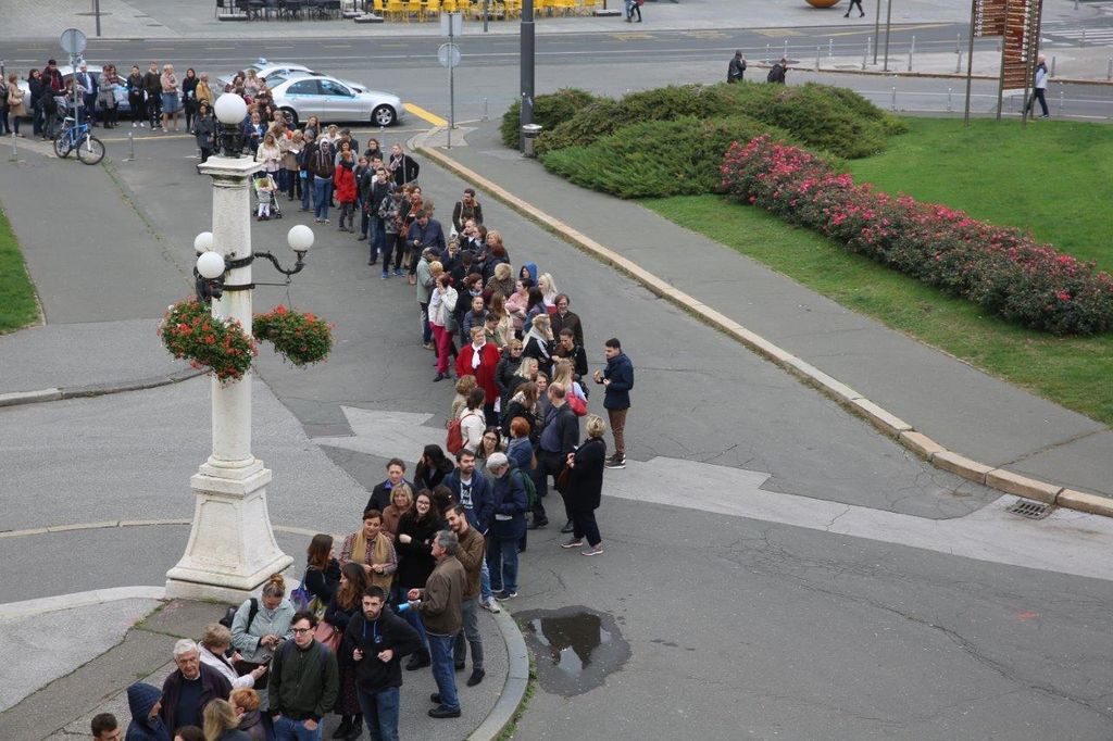 Ljudi su u kolonama čekali karte za Orašara (Foto: zadovoljna.hr) - 6