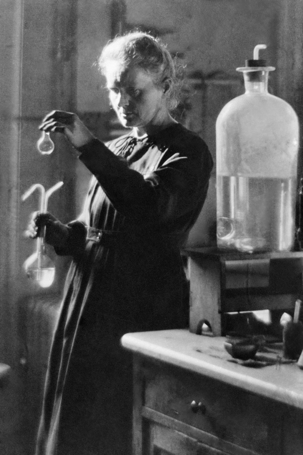 Marie u laboratoriju na pariškom sveučilištu 1925. godine