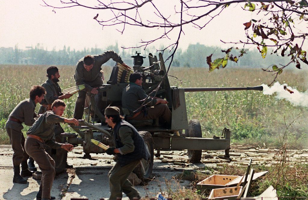 Srpska paravojska puca na položaje hrvatskih vojnika koji brane Vukovar (Foto: Arhiva/AFP)