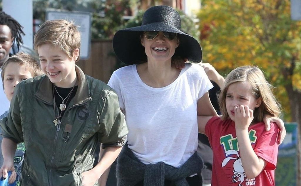 Angelina Jolie u šetnji s djecom i psom - 3