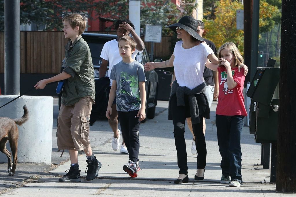 Angelina Jolie u šetnji s djecom i psom - 7