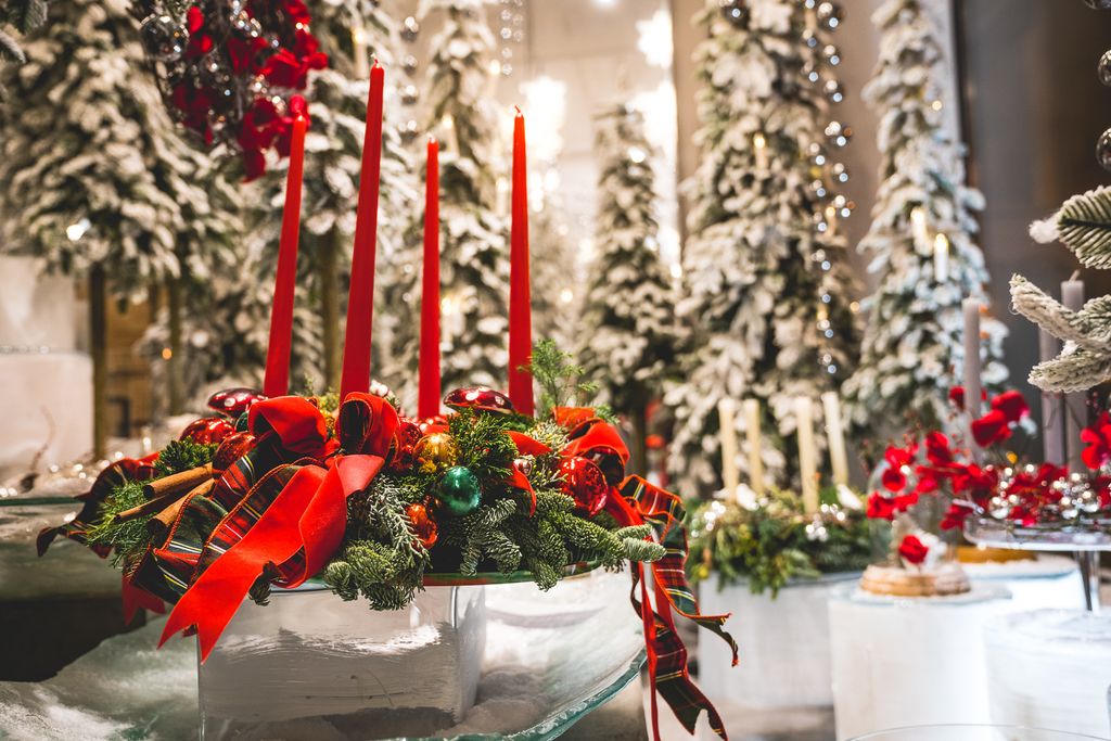 Božićno uređenje izloga cvjetne galerije Saše Šekoranje