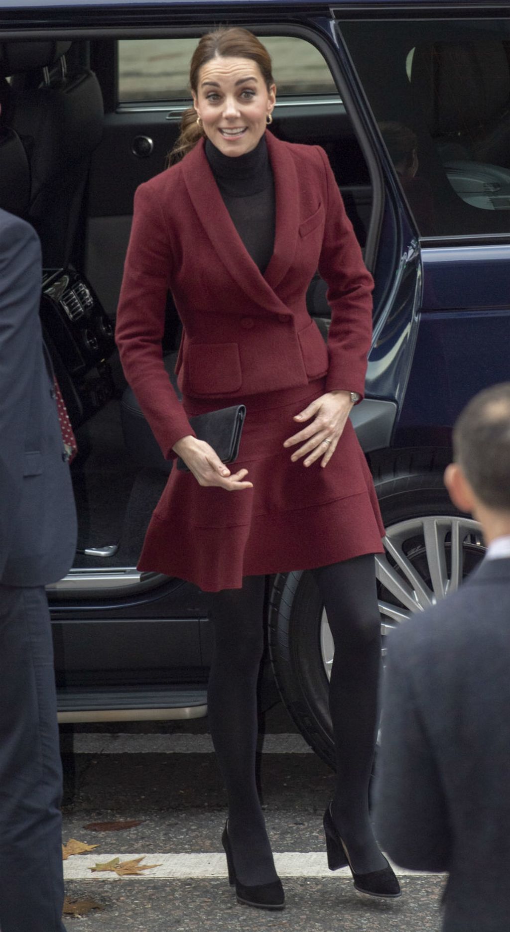 Catherine Middleton u kostimiću boje burgunca francuskog modnog brenda Paule Ka