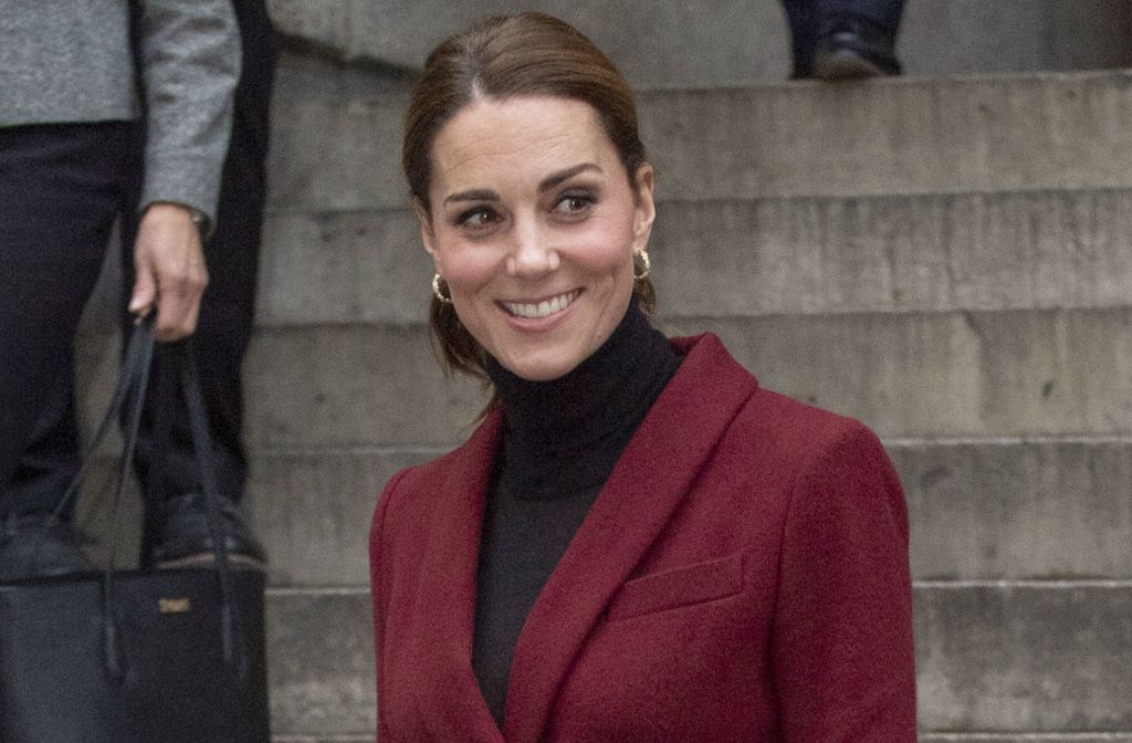 Catherine Middleton u kostimiću boje burgunca francuskog modnog brenda Paule Ka - 6