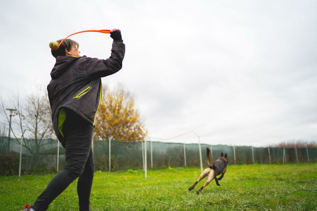 Milena uživa u igri s predivnim križanim belgijskim ovčarom Smartom