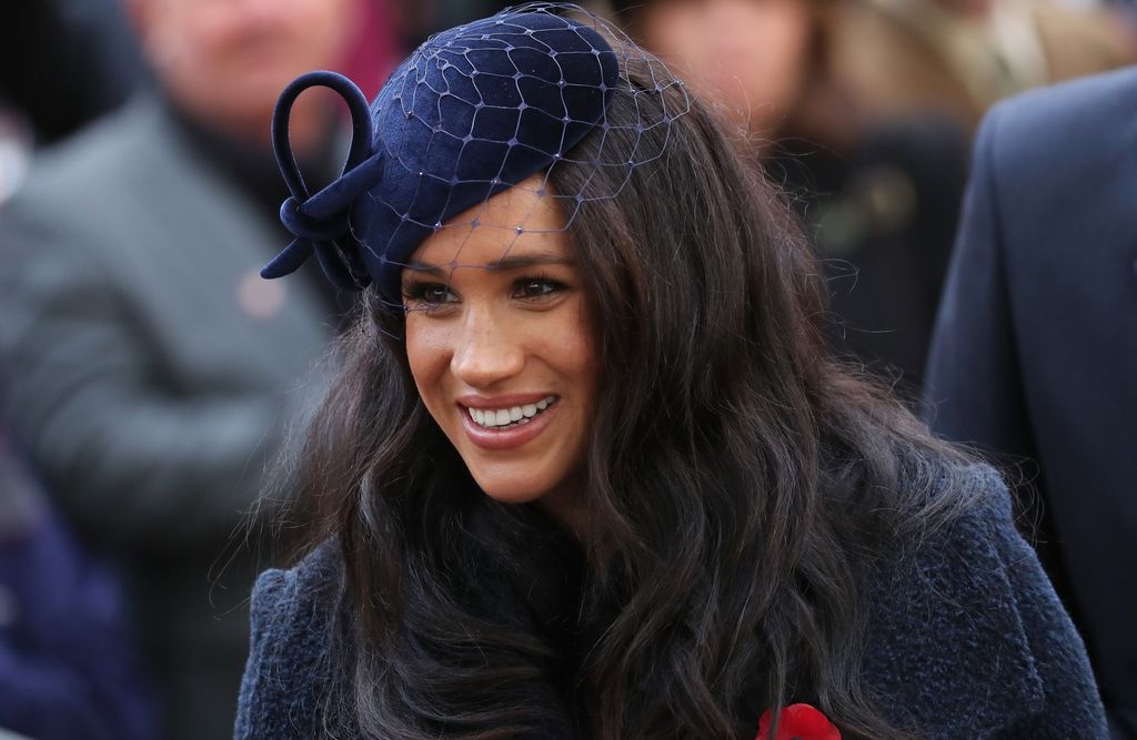 Meghan Markle u visokim crnim čizmama s potpisom Victorije Beckham - 1