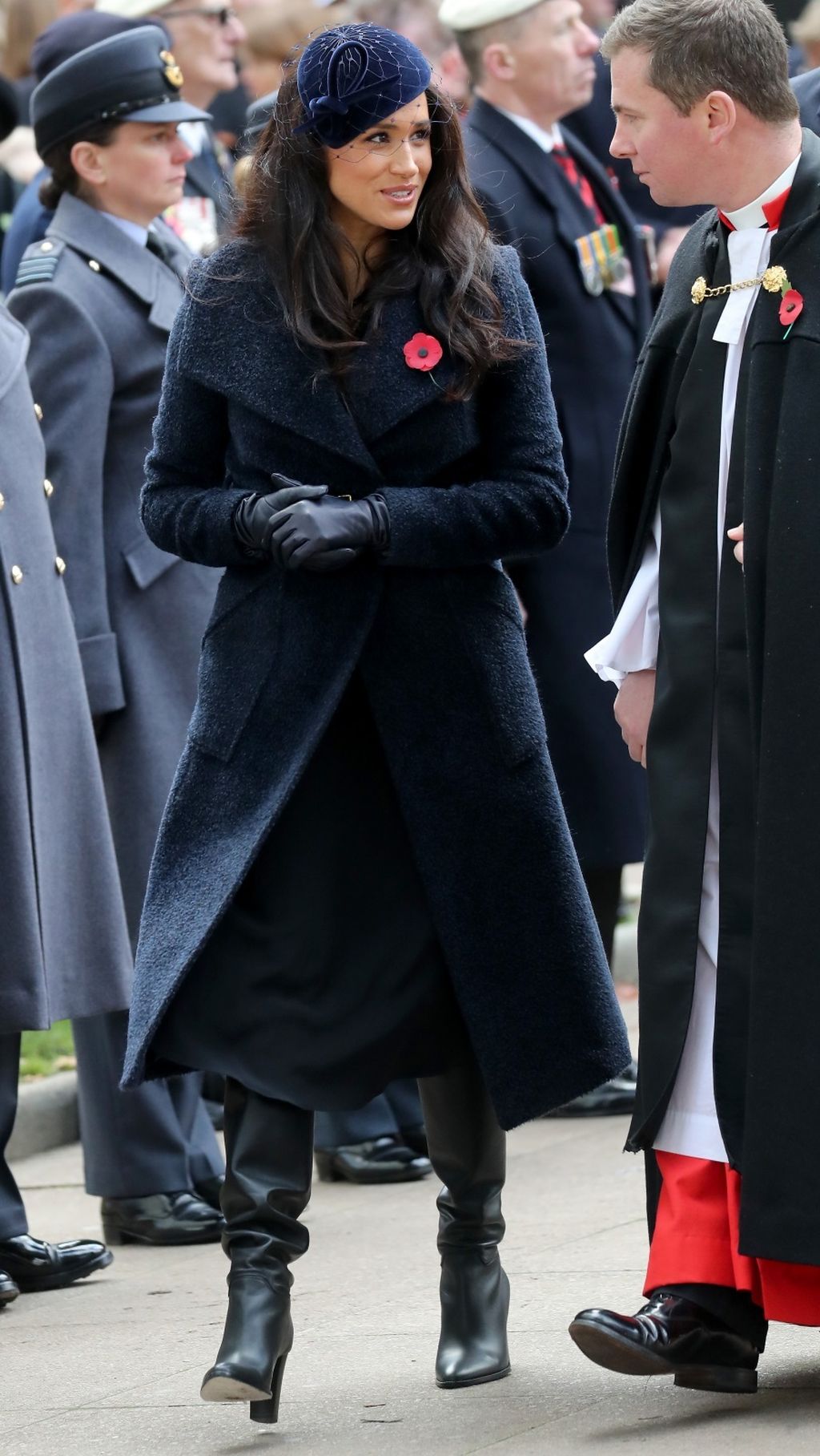 Meghan Markle u visokim crnim čizmama s potpisom Victorije Beckham - 5