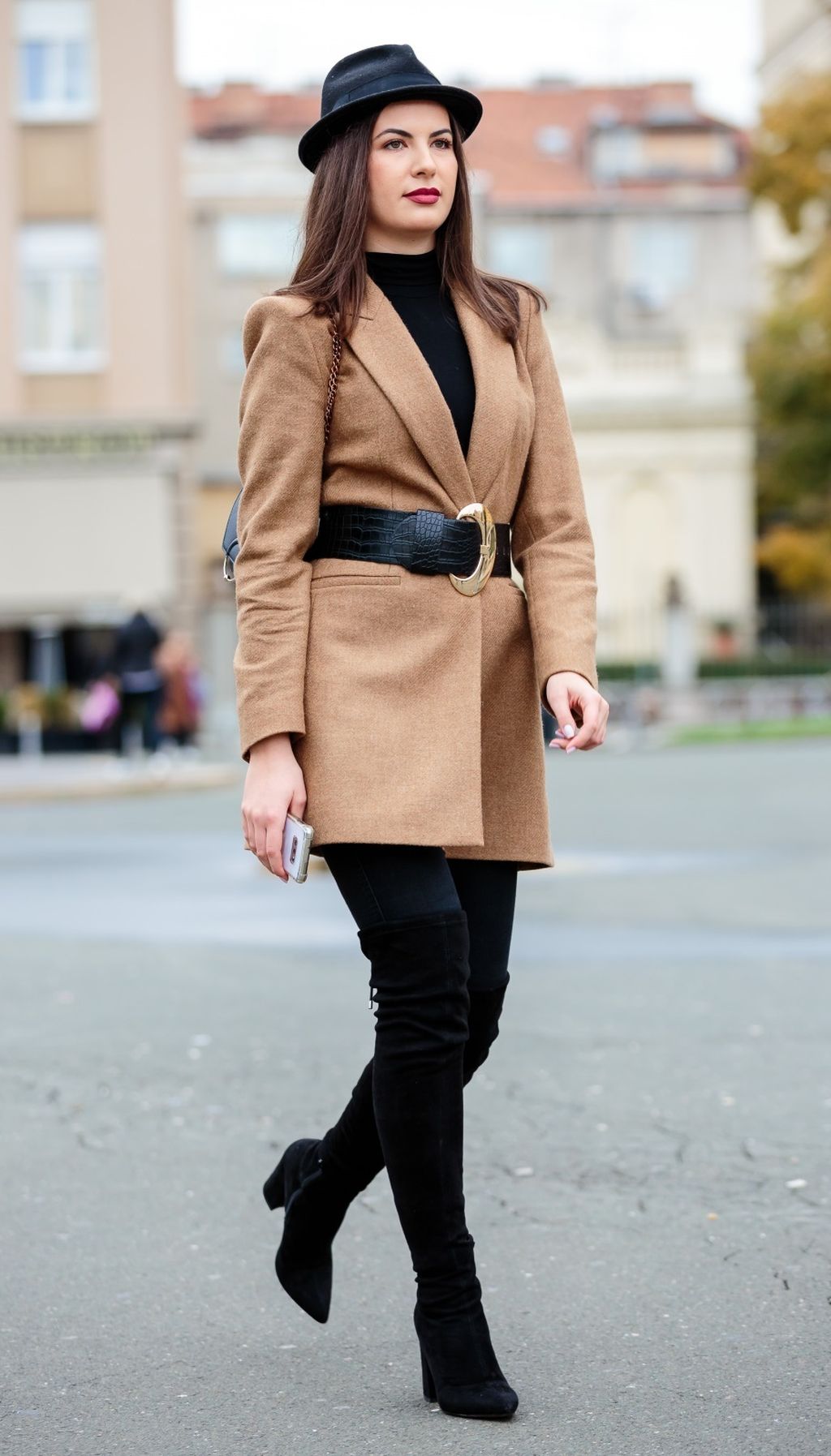 Street style lijepe brinete iz centra Zagreba u čizmama iznad koljena - 2