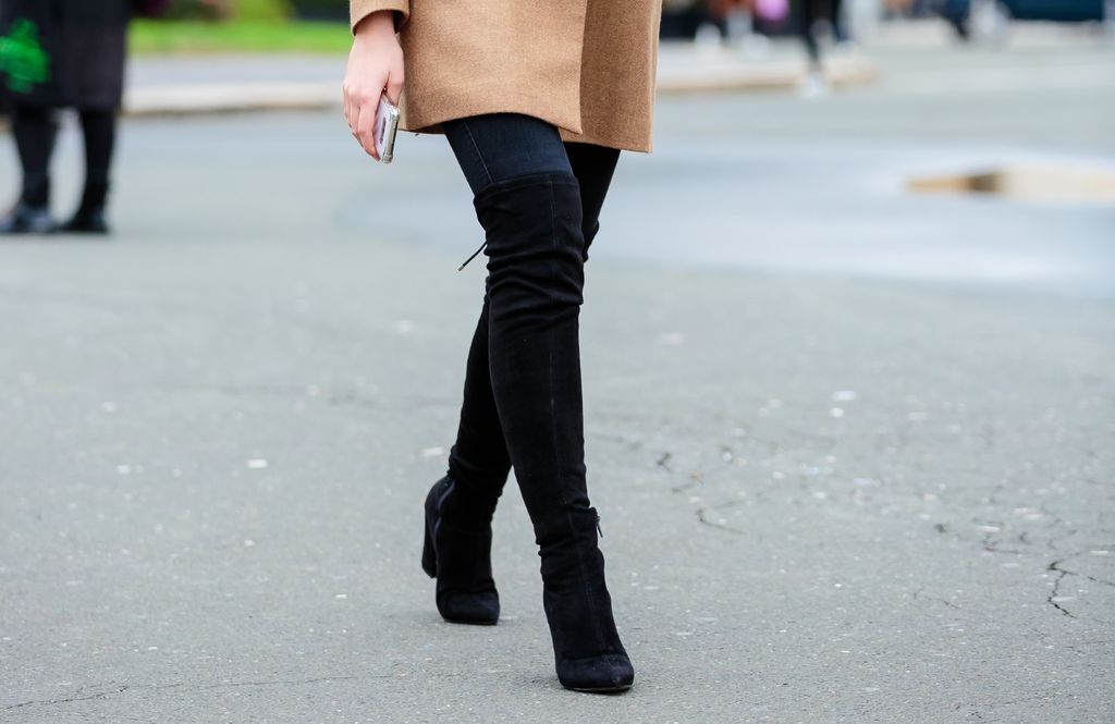 Street style lijepe brinete iz centra Zagreba u čizmama iznad koljena - 8