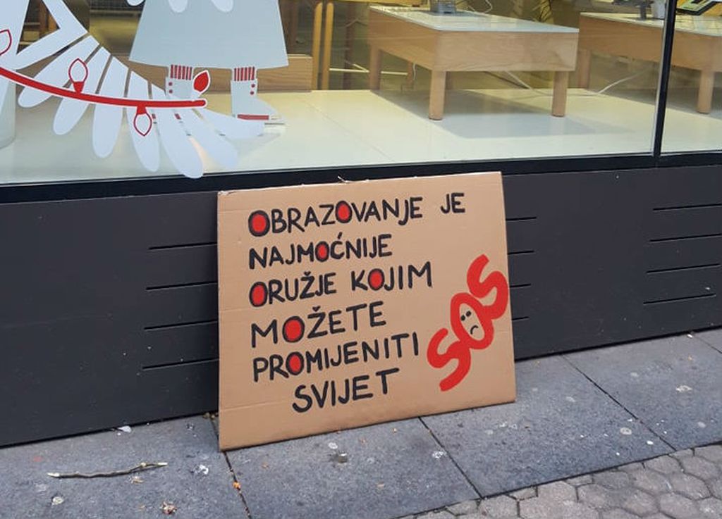 Transparent na prosvjedu prosvjetnih radnika