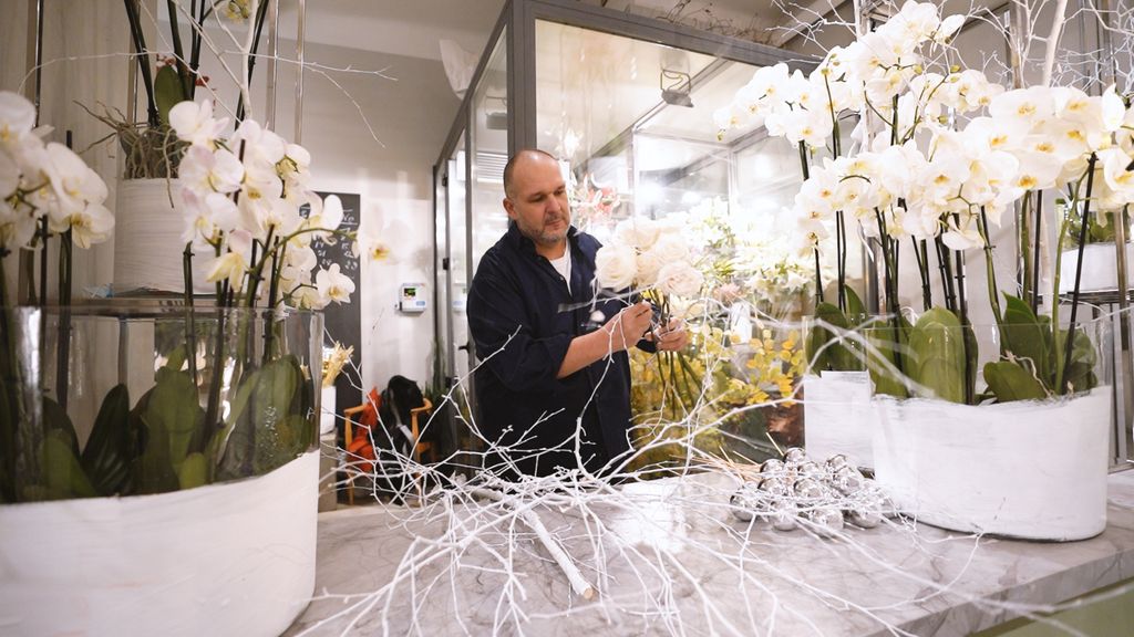 Saša Šekoranja i ove godine uredio je izlog svog cvjetnog atelijera u božićnom duhu