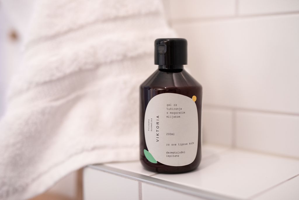 Viktoria gel za tuširanje nježnog mirisa gardenije i šumskog voća