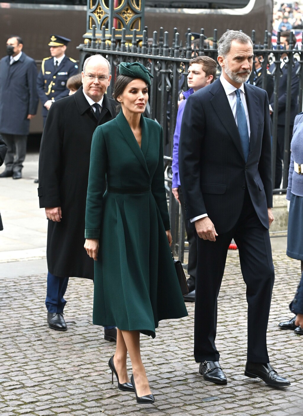 Kraljica Letizia u zelenoj kaput-haljini na misi zadušnici za princa Philipa