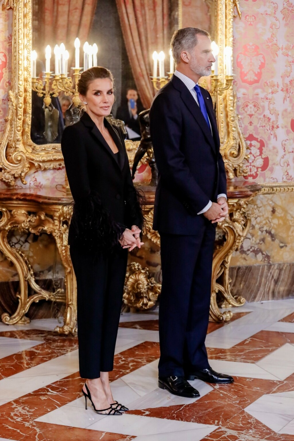 Kraljica Letizia u odijelu modnog brenda Pertegaz i štiklama Manola Blahnika