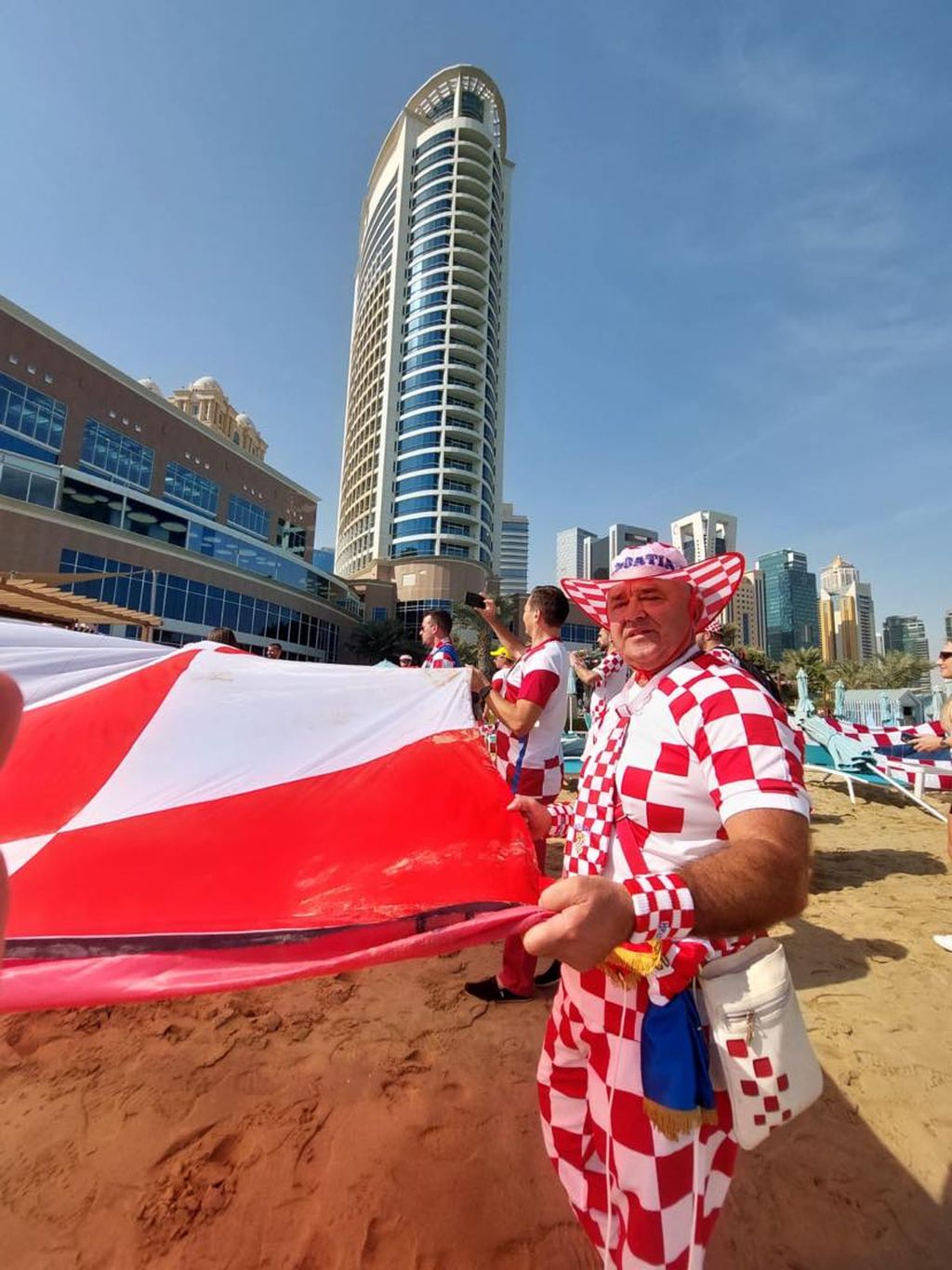 Hrvatski navijači pred hotelom Vatrenih u Dohi