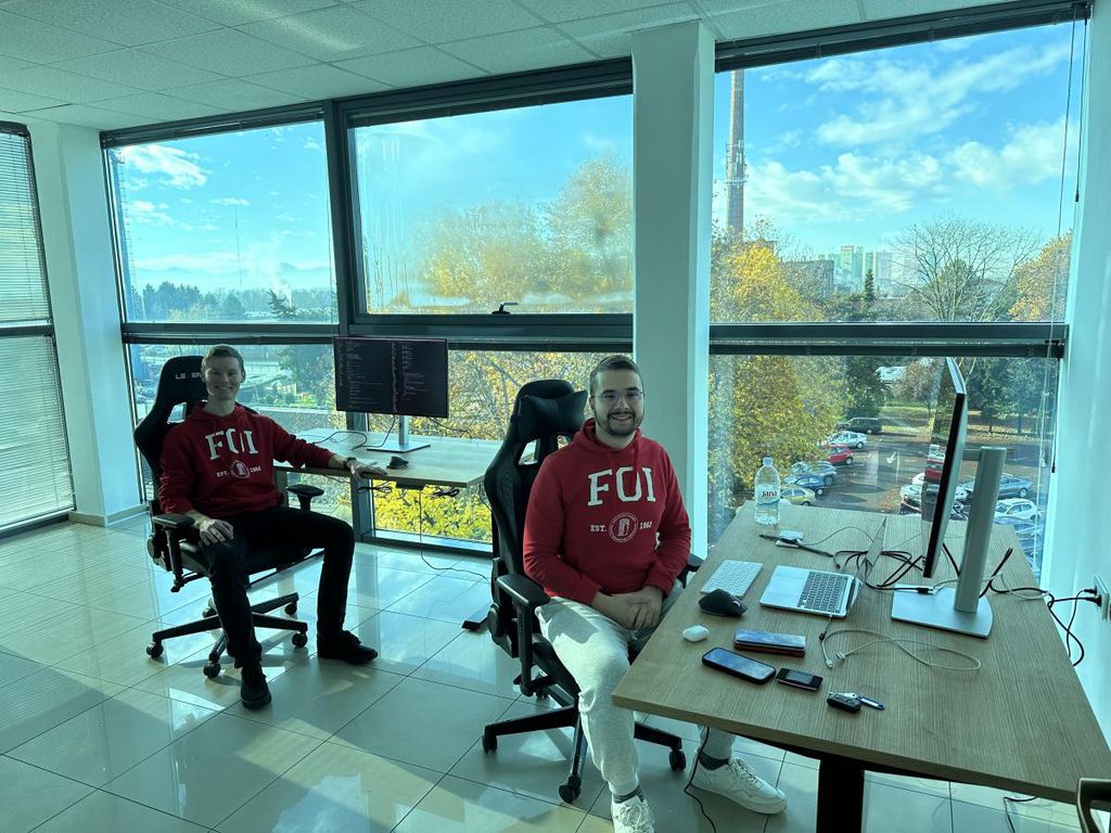 Jakov i Filip u uredu Do More, Tehnološki park Varaždin.