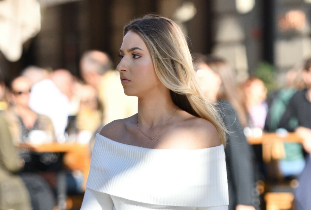 Zagrebačko street style izdanje u bijeloj haljini i bež čizmama