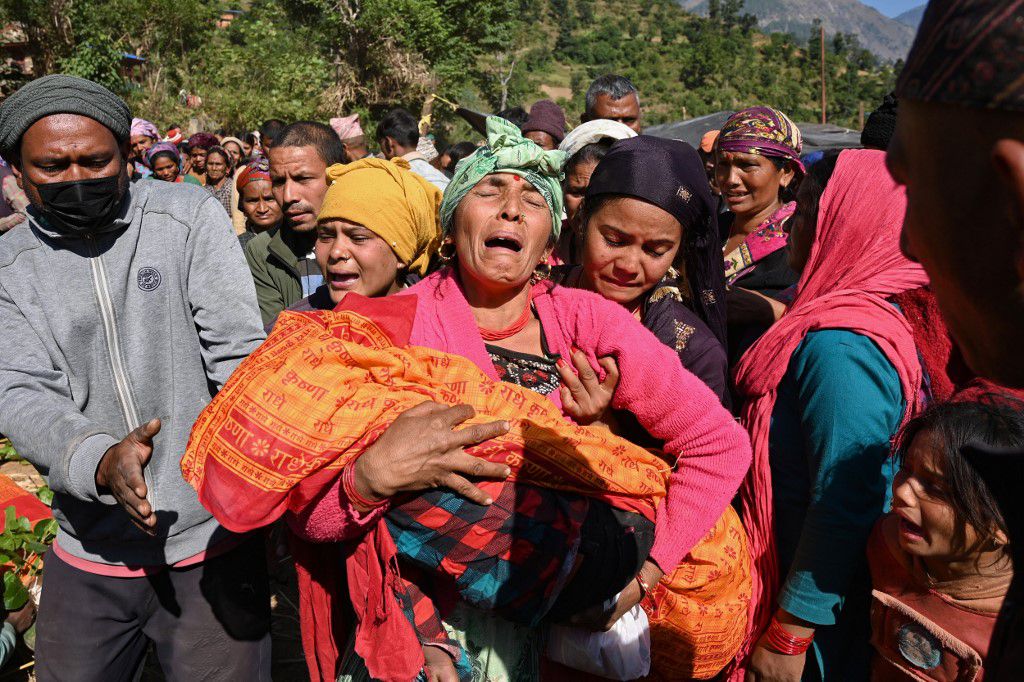 Nepalci oplakuju mrtve u potresu - 1