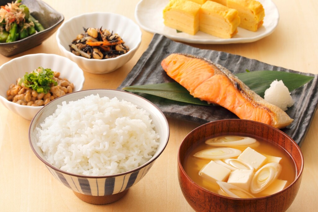 Tipični japanski doručak uključuje rižu, soju, miso juhu, a katkad i malo ribe