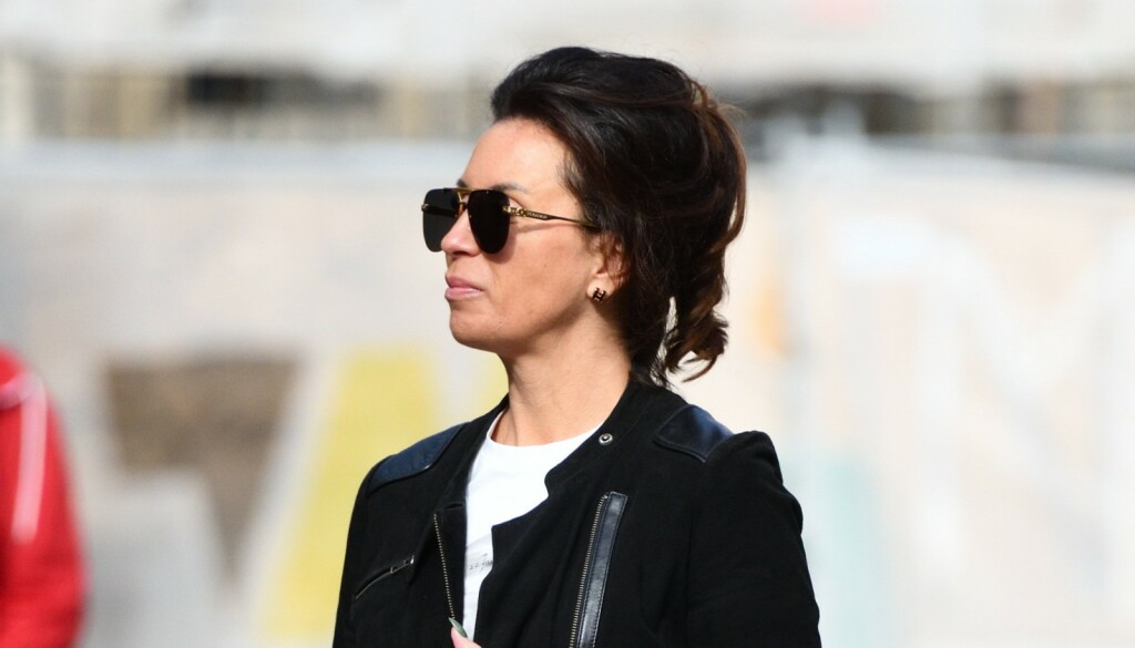 Mama sa zagrebačke špice u kratkom vuneneoj suknji i Hermes čizmama - 1